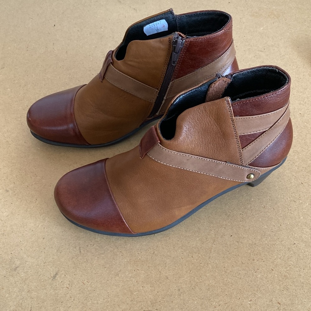 NOAT Leather Booties. EU37. Brown